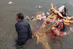 প্রতিমা বিসর্জনের মধ্য দিয়ে শেষ দুর্গোৎসব
